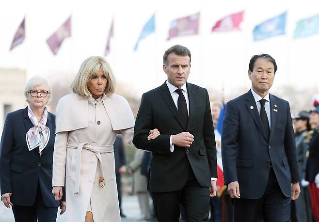 2일 대한민국을 국빈 방문한 에마뉘엘 마크롱 프랑스 대통령이 부인 브리지트 마크롱 여사와 서울 용산구 전쟁기념관을 방문해 헌화했다./연합뉴스