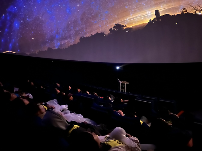천체영상을 관람하는 시민들ⓒqncjstlwprhd