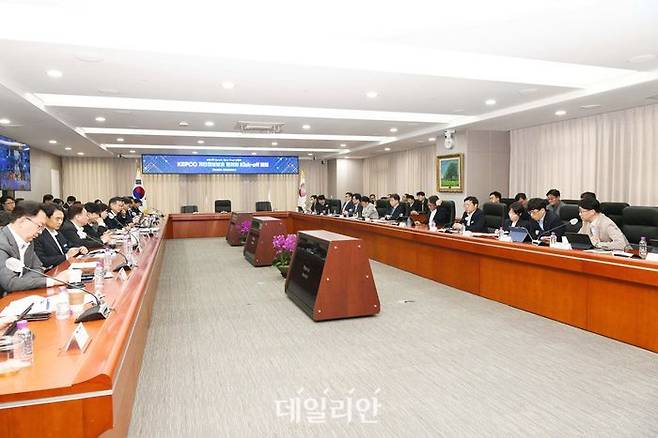 한국전력은 1일 나주 한전 본사에서 한전-수탁사-자문기관 합동으로 전사적 개인정보 보호 역량 강화와 안전한 데이터 활용 체계 구축을 위한 'KEPCO 개인정보보호 협의회'를 공식 출범했다.ⓒ한전