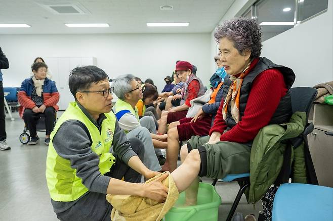 지난 3월 전남 광양시에서 진행된 연합 봉사활동에서 포스코 광양제철소 재능봉사단원들이 어르신들의 발을 씻겨드리고 있다. 광양제철소 제공