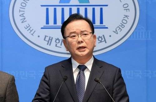 김부겸 전 국무총리가 30일 오전 서울 여의도 국회 소통관에서 대구시장 출마선언을 하고 있다. 장승윤 기자 tomato99@donga.com