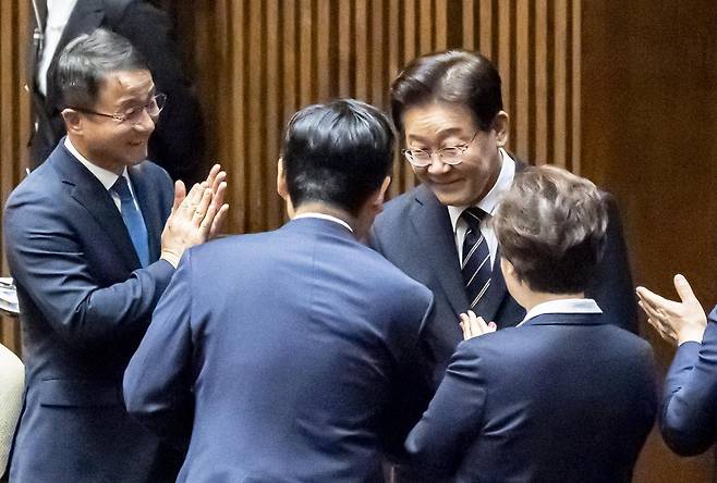 이재명 대통령이 2일 오후 서울 여의도 국회에서 중동 사태 대응을 위한 추가경정예산(추경)안에 대한 시정연설을 하기 위해 본회의장으로 입장하며 더불어민주당 의원들과 인사하고 있다. 2025.04.02. 뉴시스