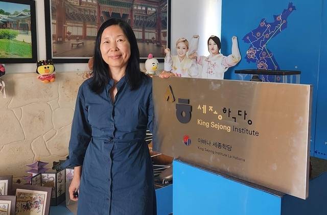 정호현 쿠바한글학교장 겸 세종학당장이 아바나 세종학당 현판 앞에서 기념촬영을 하고 있다. [연합뉴스]