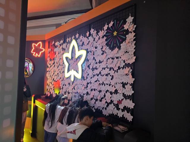 부모와 함께 온 아이들이 '메이플스토리 인 롯데월드'의 한 공간에서 메시지를 남기고 있다. 김영욱 기자