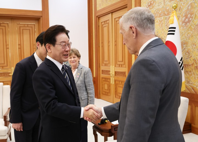 이재명 대통령이 2일 청와대에서 미국 상원의원단 접견에 앞서 톰 틸리스 의원과 악수하고 있다. [연합뉴스]