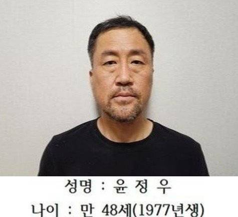 [대구=뉴시스] 대구경찰청은 19일 보복살인 특정범죄가중처벌등에관한법률 위반(보복살인 등) 혐의를 받는 윤정우의 얼굴, 이름, 나이를 30일간 경찰청 홈페이지에 공개한다고 밝혔다. (사진=대구경찰청 제공) 2025.06.19. photo@newsis.com *재판매 및 DB 금지 /사진=뉴시스