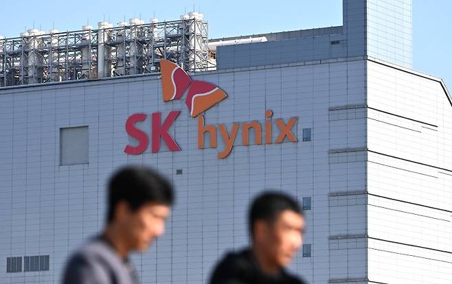 SK하이닉스가 D램·낸드 가격의 예상치를 뛰어넘는 급등세에 힘입어 1분기 영업이익 37조원에 육박할 것으로 전망되며 증권가의 목표주가 상향 행렬이 이어지고 있다. 사진은 경기 이천시 SK 하이닉스 본사 모습./사진=뉴시스