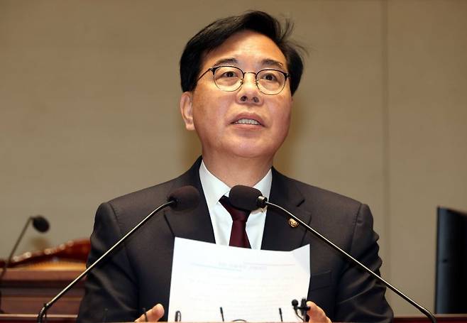 송언석 국민의힘 원내대표가 2일 오후 서울 여의도 국회에서 열린 의원총회에서 발언을 하고 있다. 뉴시스