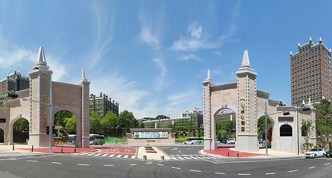 광주대<사진>는 인공지능(AI) 그린바이오 분야 국가 연구개발(R&D) 사업에 참여하며 호남권 AI 기반 그린바이오 연구 특성화 대학으로 도약할 수 있는 발판을 마련했다고 2일 밝혔다. 광주대 제공