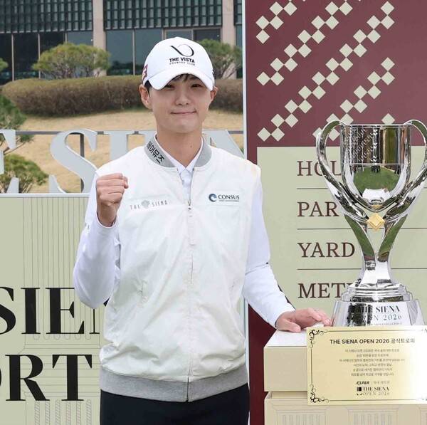 유현주, 유현조, 홍정민, 방신실, 서교림, 노승희, 이예원, 이가영, 박현경, 박민지, 임희정, 배소현, 박혜준, 고지우, 고지원, 김민솔, 이율린, 임진영 프로 등과 함께 한국여자프로골프(KLPGA) 투어 2026시즌 '국내 개막전'인 신설 대회 더 시에나 오픈 2026에 출전하는 박성현 프로가 공식 포토콜에서 포즈를 취하는 모습이다. 사진제공=KLPGA (사진을 무단으로 사용하지 마십시오.)