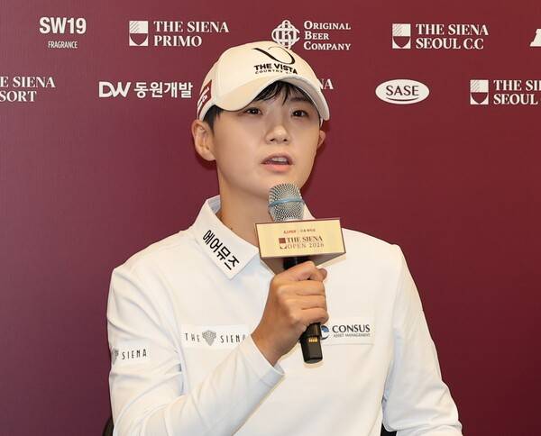 유현주, 유현조, 홍정민, 방신실, 서교림, 노승희, 이예원, 이가영, 박현경, 박민지, 임희정, 배소현, 박혜준, 고지우, 고지원, 김민솔, 이율린, 임진영 프로 등과 함께 한국여자프로골프(KLPGA) 투어 2026시즌 '국내 개막전'인 신설 대회 더 시에나 오픈 2026에 출전하는 박성현 프로가 공식 기자회견에 참석한 모습이다. 사진제공=KLPGA (사진을 무단으로 사용하지 마십시오.)
