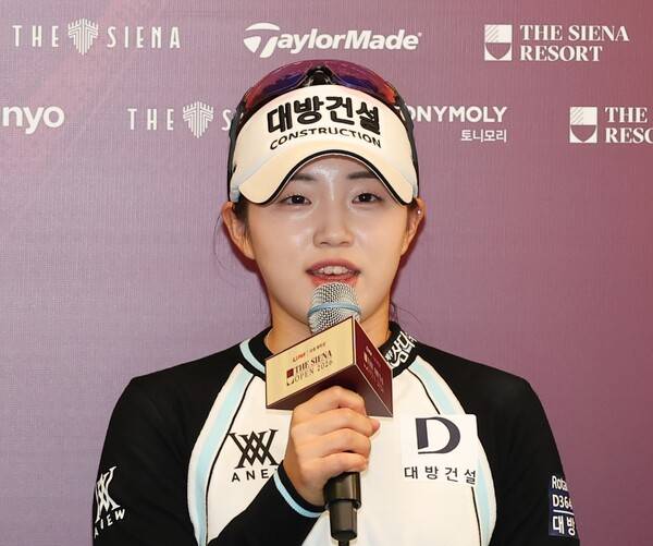 박성현, 유현주, 유현조, 홍정민, 방신실, 서교림, 노승희, 이예원, 이가영, 박현경, 박민지, 임희정, 배소현, 박혜준, 고지우, 고지원, 김민솔, 이율린 프로 등과 함께 한국여자프로골프(KLPGA) 투어 2026시즌 '국내 개막전'인 신설 대회 더 시에나 오픈 2026에 출전하는 임진영 프로가 공식 기자회견에 참석한 모습이다. 사진제공=KLPGA (사진을 무단으로 사용하지 마십시오.)