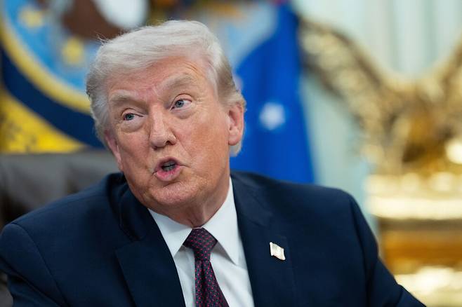 31일(현지시각) 미국 워싱턴 백악관 집무실에서 선거 무결성 관련 행정명령 서명식 중 발언하는 도널드 트럼프 대통령. 워싱턴/UPI 연합뉴스