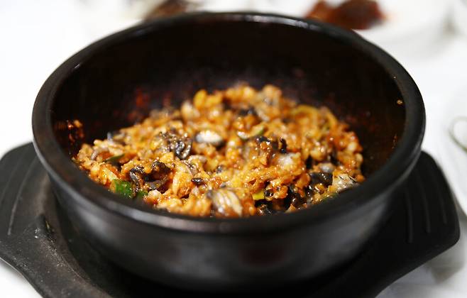 건강한 밥상을 내는 ‘국화회관’의 우렁이쌈장. 박미향 기자