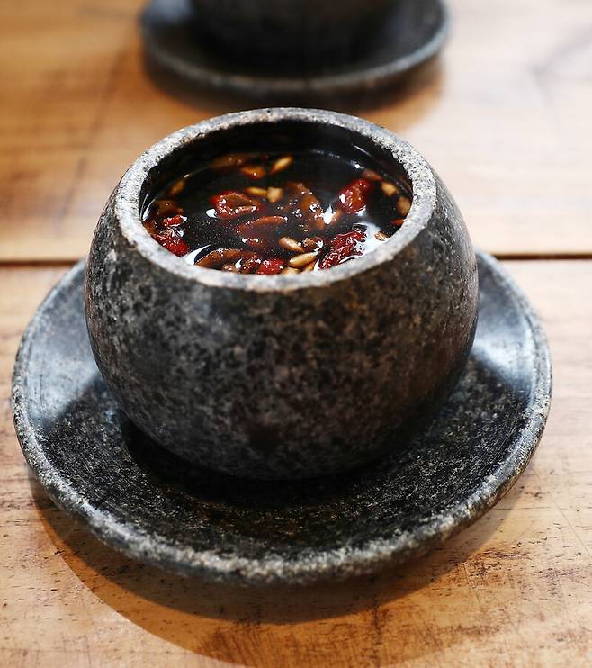 정읍 쌍화차 거리에 있는 ‘궁쌍화차’의 쌍화차. 진한 맛이 돋보인다. 박미향 기자