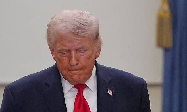 도널드 트럼프 미국 대통령이 4월 1일(현지시각) 워싱턴 백악관 크로스홀에서 대이란 전쟁에 대해 연설하기 위해 도착하고 있다. AP=연합뉴스