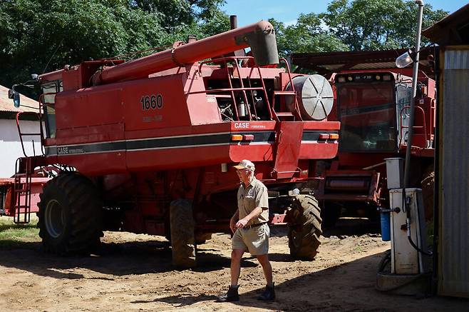 지난달 30일(현지시각) 남아프리카공화국 노스웨스트주의 농업 도시인 리히텐버그 인근에서 농부 데릭 매튜스가 연료 가격 상승, 운영 비용 증가, 연료 공급 확보에 대한 우려 속에 수확을 앞두고 농장 내 연료 펌프 근처를 콤바인 옆으로 지나가고 있다. 로이터 연합뉴스