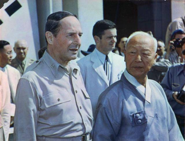 이승만 대통령이 1948년 8월 15일 정부 수립 기념식에서 더글러스 맥아더 미 육군 원수와 대화를 나누고 있다. 위키미디어 커먼스