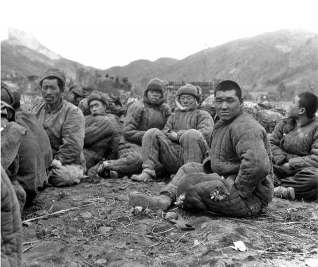 미 해병1사단이 1950년 11월 장진호 전투에서 붙잡은 중공군 124사단 소속 포로들의 모습. 미 해병대