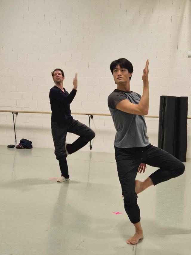 김기민이 스위스 로잔에서 줄리앙 파브로 베자르 발레 로잔 예술감독과 '볼레로' 연습을 하고 있다. 인아츠프로덕션 제공