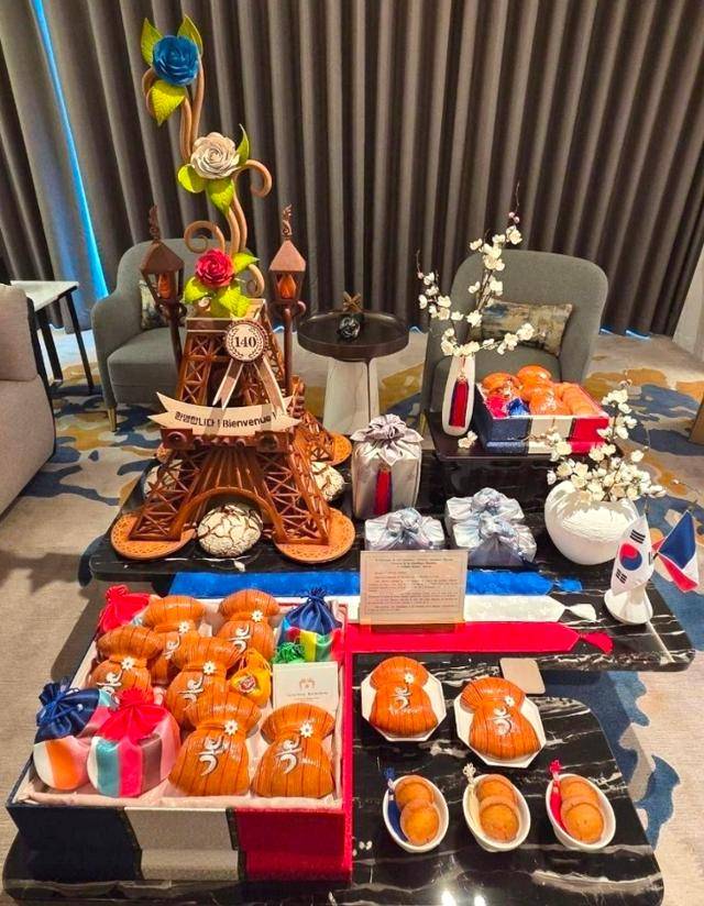 청와대가 2일 국빈 방한한 에마뉘엘 마크롱 프랑스 대통령을 환영하기 위한 '웰컴선물'을 공개했다. 청와대 제공.