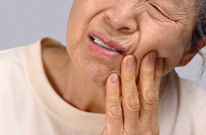 치아 상실로 씹는 자극이 사라지면 뇌 신경의 퇴행이 가속화될 수 있다./사진=클립아트코리아