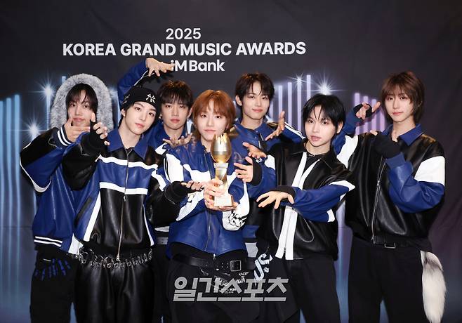 ‘2025 코리아 그랜드 뮤직 어워즈 with iM뱅크’(2025 KGMA) 둘째날 뮤직데이가 15일 오후 인천 영종도 인스파이어 아레나에서 펼쳐졌다. 아이딧이 수상 후 트로피 세리머니를 하고 있다.&nbsp; 영종도(인천)=KGMA특별취재단/2025.11.15./