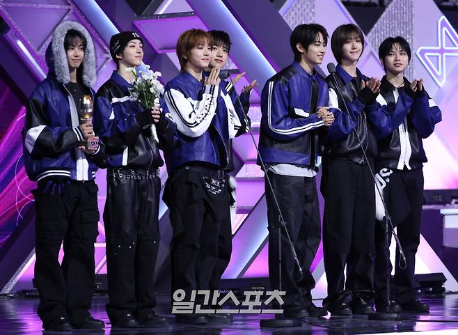 ‘2025 코리아 그랜드 뮤직 어워즈 with iM뱅크’(2025 KGMA) 둘째날 뮤직데이가 15일 오후 인천 영종도 인스파이어 아레나에서 펼쳐졌다. 그룹 아이딧이 'IS 라이징스타' 상을 수상하고 소감을 말하고 있다. 영종도(인천)=KGMA특별취재단/2025.11.15./