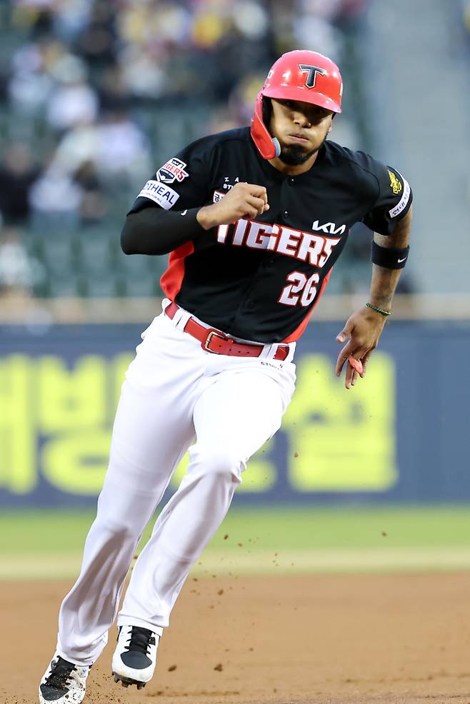 KIA 카스트로가 31일 잠실 LG전에서 전력으로 질주하고 있다. 사진=KIA 제공