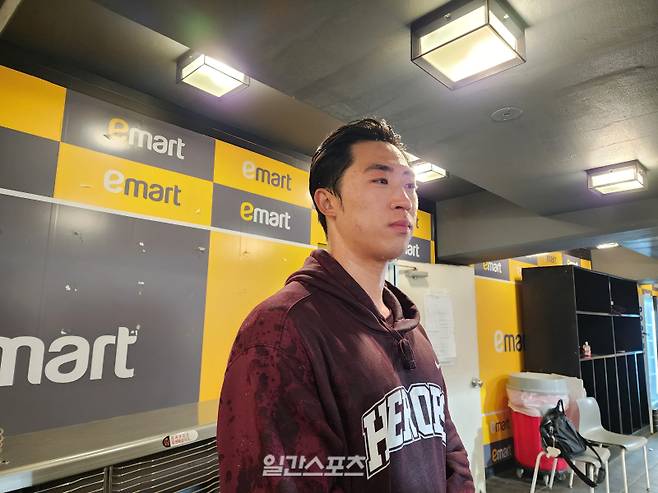 1일 SSG전에서 데뷔 첫 선발승을 거두고 동료들에게 물세례를 받은 배동현. IS포토