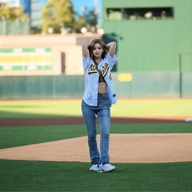 지난해 8월 애슬레틱스와 애리조나 다이아몬드백스전 시구에 나섰던 엔믹스 설윤. 스포츠인텔리전스 제공