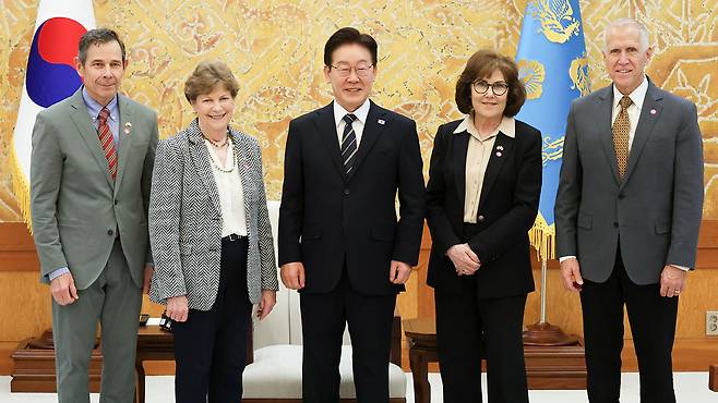 이재명 대통령이 2일 청와대에서 미국 상원의원단 접견에 앞서 기념 촬영을 하고 있다. 왼쪽부터 존 커티스·진 섀힌 의원, 이재명 대통령, 재키 로젠·톰 틸리스 의원.
