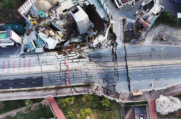 지난 해 경기도 광명시 일직동 신안산선 붕괴 사고 발생 당시 현장 모습.[사진=연합뉴스]