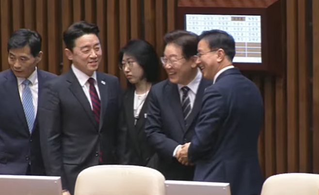 이재명 대통령이 오늘(2일) 국회 시정연설을 마치고 퇴장하며 위성곤 의원의 요청으로 사진을 촬영하는 모습 (사진, 국회 유튜브 갈무리)