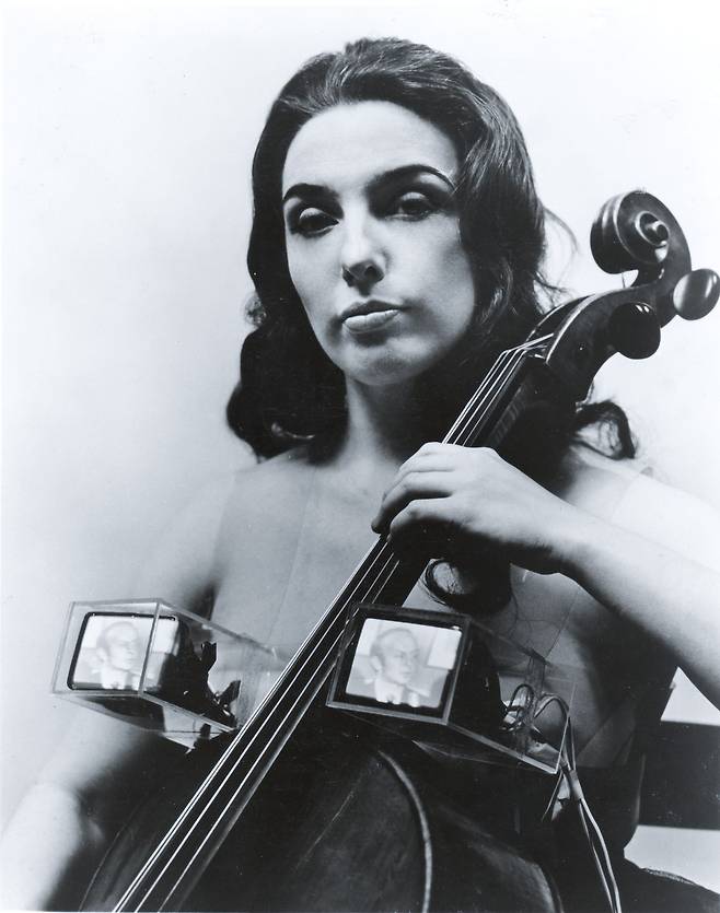 1969년 ‘살아있는 조각을 위한 TV 브라’를 착용하고 퍼포먼스를 하는 샬럿 무어만. [사진 백남준 에스테이트]