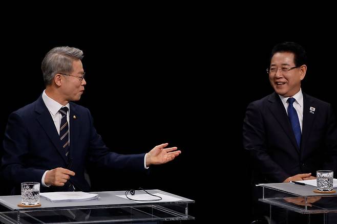 광주 서구 KBC광주방송에서 열린 민주당 전남광주특별시장 본경선 토론회에 앞서 민형배(왼쪽) 후보와 김영록 후보가 대화를 나누고 있다. 뉴스1