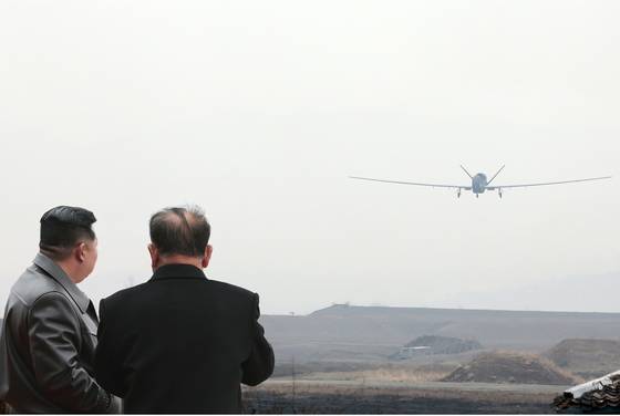 김정은 북한 국무위원장이 지난해 3월 개발·생산 중인 각종 무인정찰 및 자폭공격형 무인기를 점검하고 성능시험을 참관하는 모습. 노동신문, 뉴스1