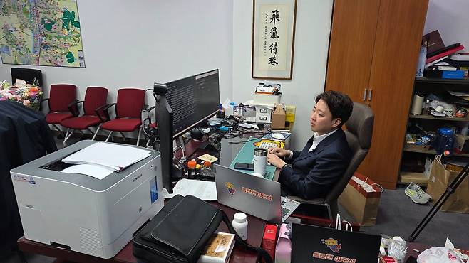 이준석 개혁신당 대표가 지난달 31일 국회 의원회관 사무실에서 코딩을 하고 있다. 그가 사비로 구입한 대형 모니터를 포함한 4개의 컴퓨터 화면에선 코딩 프로그램이 동시에 돌아가고 있었다. 양수민 기자