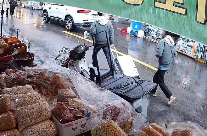 지난달 18일 20대 딸 부부가 50대 어머니의 시신이 담긴 캐리어를 끌고 중구 주거지에서 신천으로 이동하는 모습이 폐쇄회로(CC)TV에 찍혔다. 연합뉴스