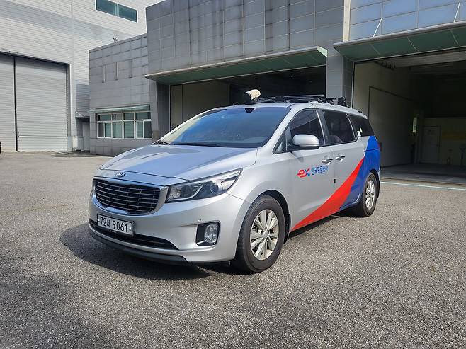 카메라와 AI 분석시스템을 장착한 포트홀 감지 차량. 사진 한국도로공사