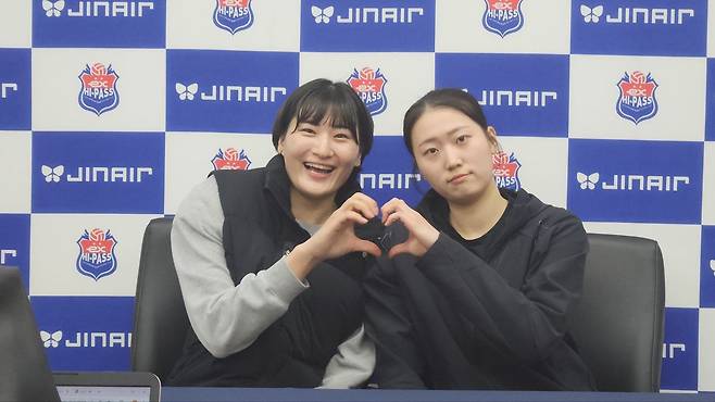 챔피언결정전 1차전 승리를 이끈 GS칼텍스 최가은(왼쪽)과 권민지. 김천=김효경 기자