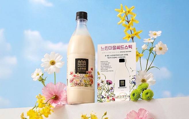 배상면주가가 봄꽃 라벨을 적용한 ‘느린마을 막걸리 봄 에디션’을 출시했다. 사진 배상면주가