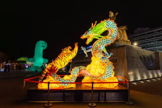 서울빛초롱축제에 등장한 ‘용호상박’과 ‘브라키오’ 등(燈). [사진 서울관광재단]