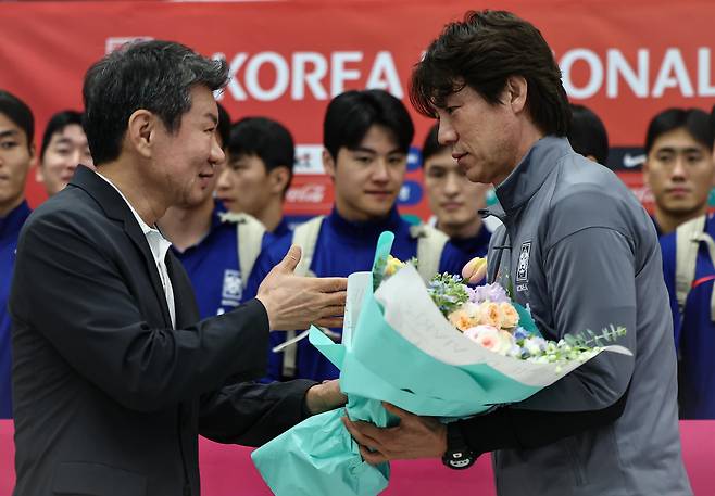 홍명보 축구대표팀 감독과 정몽규 대한축구협회장. 뉴스1