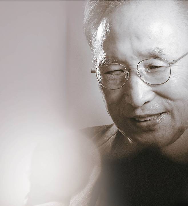 중앙일보와 인터뷰 중인 이명박 전 대통령의 얼굴에서 절묘하게도 미소와 눈물 방울이 동시에 포착됐다. 대한민국의 현실에 대한 심경이 그대로 배어난 듯 했다. 권혁재 사진전문기자