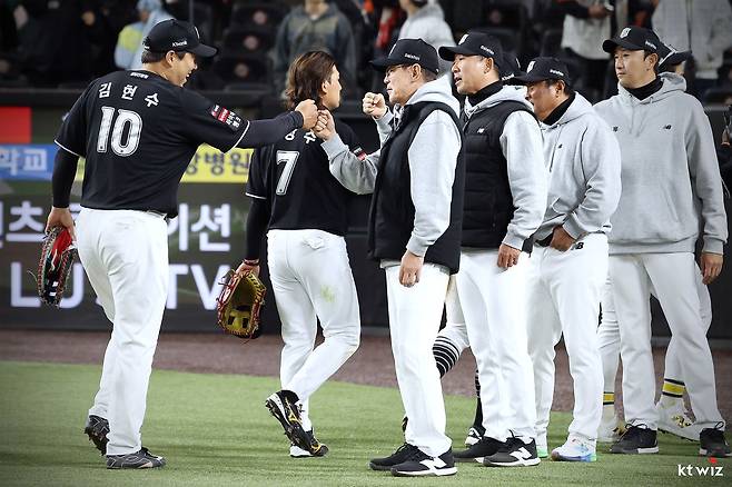 KT 선수단이 1일 대전 한화전에서 14-11 승리를 거둔 뒤 기뻐하고 있다. 이날 승리로 KT는 창단 후 처음으로 개막 4연승의 기쁨을 맛봤다. 사진 KT 위즈
