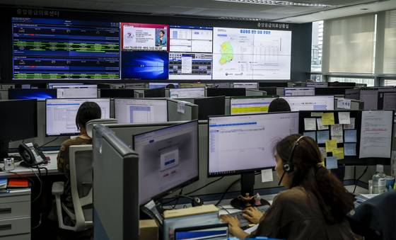 서울 중구 국립중앙의료원 중앙응급의료센터 상황실 모습. 전국 6개 지역에 이러한 모습의 광역응급의료상황실이 있다. 뉴시스