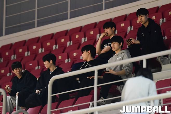 ▲경희대 동료들과 함께 홈구장에서 열린 D리그를 관전하고 있는 김서원(좌에서 두 번째)
