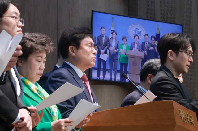 ▲ 국회 예산결산특별위원회 야당 간사인 국민의힘 박형수 의원 등 국민의힘 예결위원들이 2일 국회 소통관에서 2026년도 제1회 추가경정예산안과 관련해 입장을 밝히고 있다. 연합뉴스