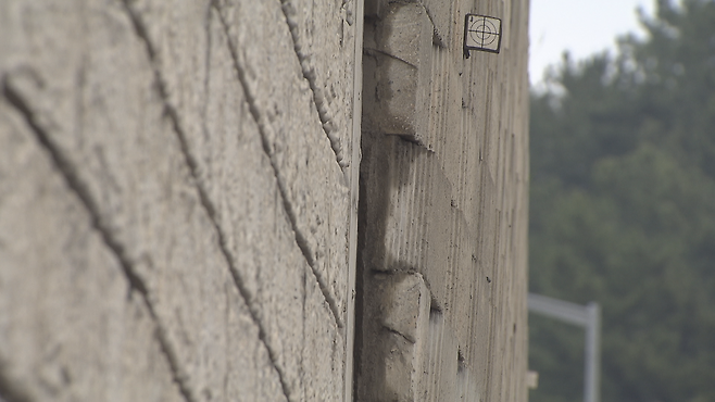 안전 문제가 생긴 천변도로의 다리 옹벽이 튀어나와 있다.